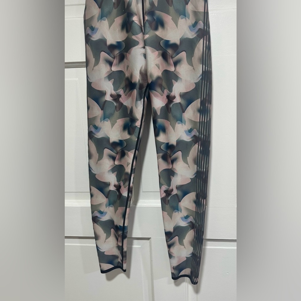 Ultracor women’s pink Camouflage Leggings - size XS - Picture 2 of 5